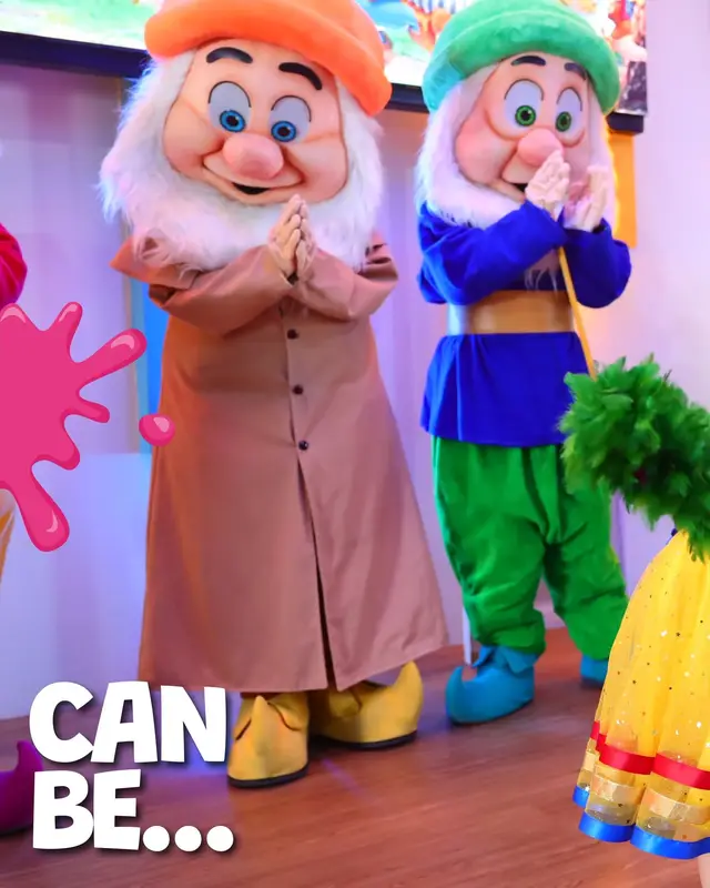 Personajes de disfraz en el escenario